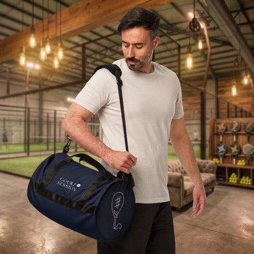 Mann mit Padel Tennis Sporttasche. Sporttasche für Padel Tennis Spieler, Clubs und Vereine. Tasche für Padel Tennis Schläger und Equipment kaufen.