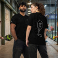 Padel Tennis Spieler warten auf das Turnier. Sie stehen vor einem Padelplatz und tragen ein Sport Trikot aus Funktionsstoff.