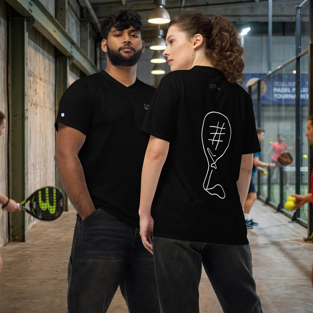 Padel Tennis Spieler warten auf das Turnier. Sie stehen vor einem Padelplatz und tragen ein Sport Trikot aus Funktionsstoff.