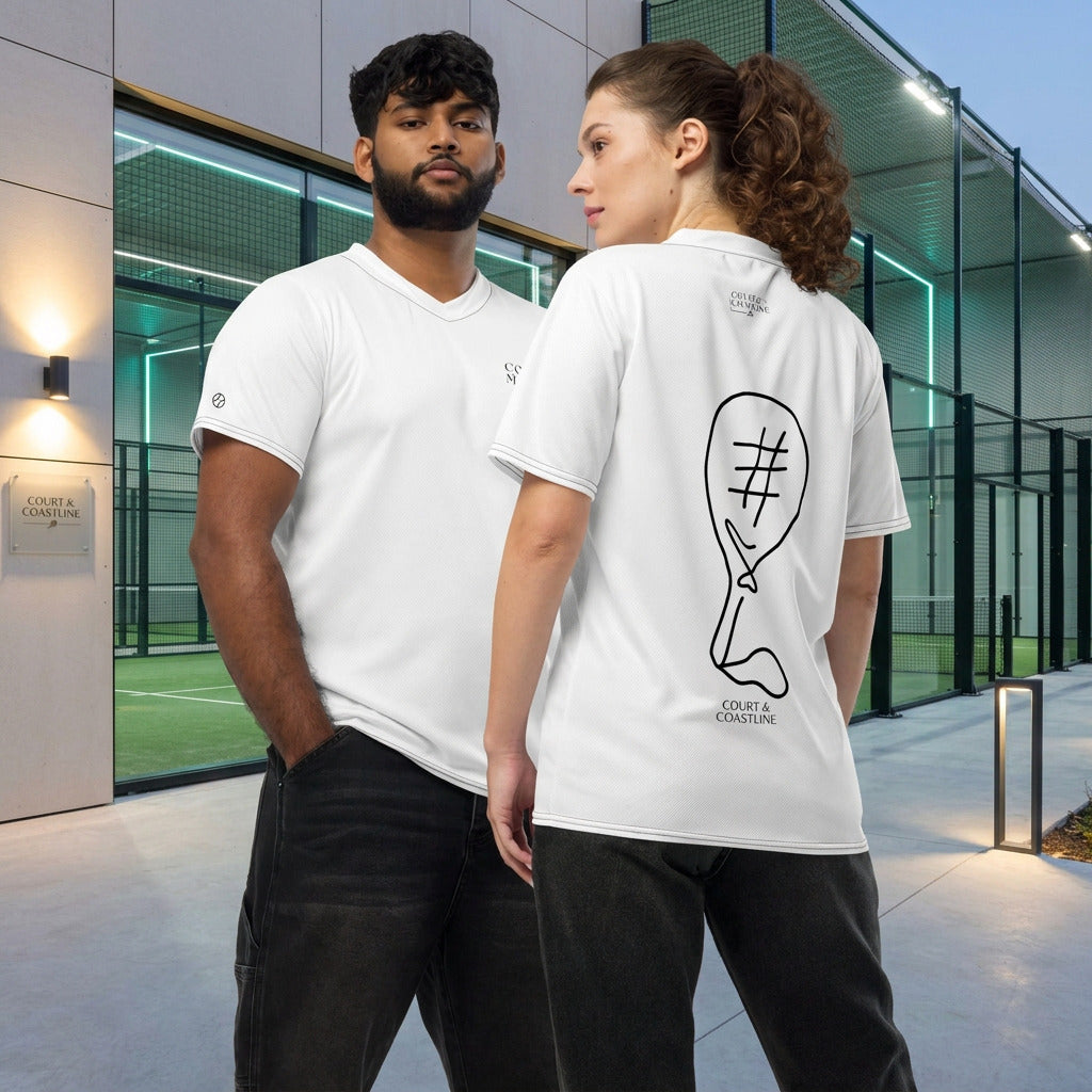 Sporttrikots getragen von Padel Tennis Spieler. Mann und Frau im Padel Tennis Outfit stehen vor einer Padelhalle.
