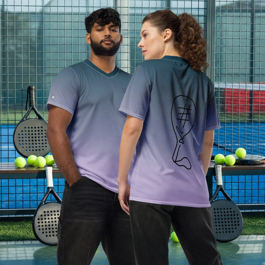 Court & Coastline hat Padel Tennis Spieler und Trainer mit Trikots fürs Training und Turnier ausgestattet. Die Spieler stehen im PAdel Tennis Outfit vor einem Padel Court.