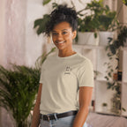 Padel Tennis T-Shirt Damen für Sport und Freizeit. Frau steht in einer Lounge von einer Padelhalle.