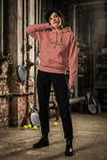 Frau im Padel Tennis Hoodie. Kapuzenpullover für Tennis und Padel Tennis Sipeler kaufen. Padel Club Pulli für Trainer und Spieler.