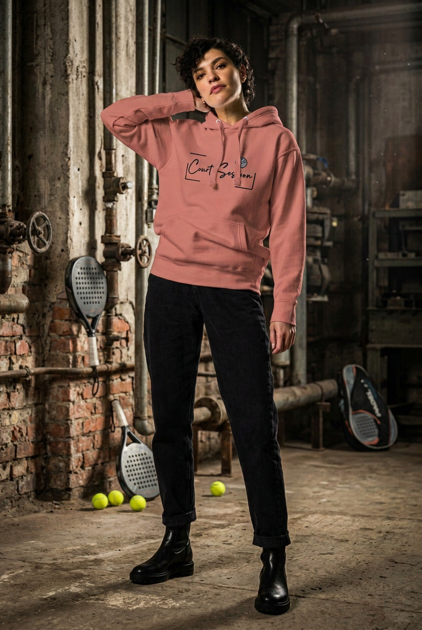Frau im Padel Tennis Hoodie. Kapuzenpullover für Tennis und Padel Tennis Sipeler kaufen. Padel Club Pulli für Trainer und Spieler.