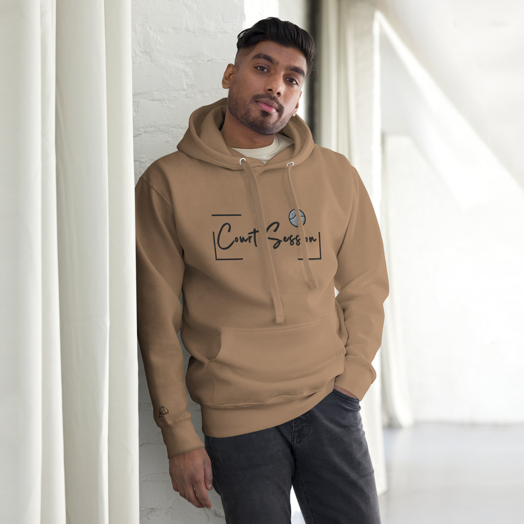 Mann trägt Kapuzen Pullover für Tennis und Padel Tennis Spieler. Hoodie für Tennis und Padel Tennis Training und Turnier. Hoodies für Padel Tennis und Tennis Clubs und Vereine. Gestickter Tennisund Padel Tennis Ball auf dem Hoodie zu kaufen.